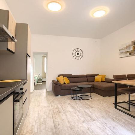 Amphitheater 3+2 Modern Apartment With Terrace, Wifi, Netflix 普拉 外观 照片