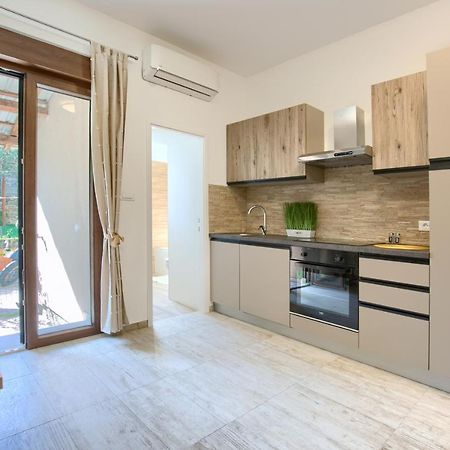 Amphitheater 3+2 Modern Apartment With Terrace, Wifi, Netflix 普拉 外观 照片