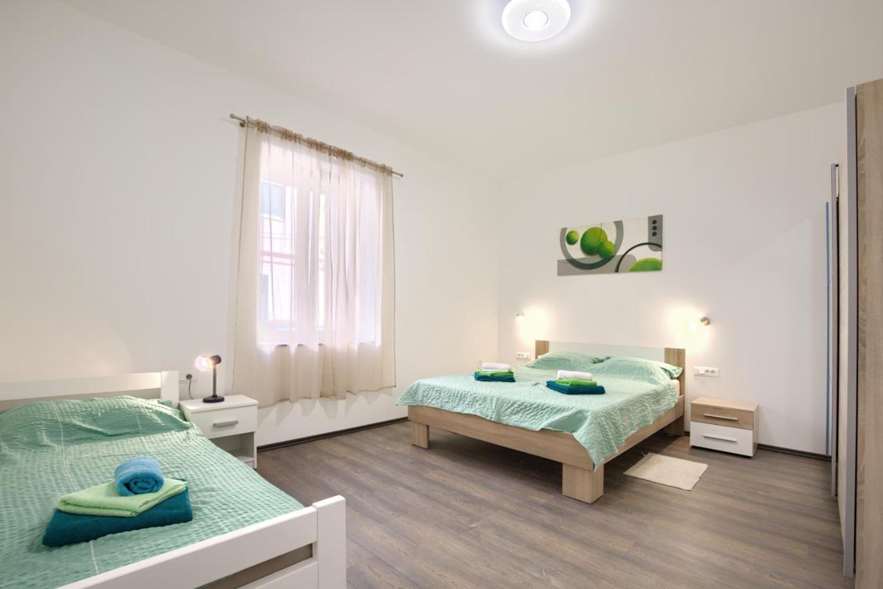 Amphitheater 3+2 Modern Apartment With Terrace, Wifi, Netflix 普拉 外观 照片
