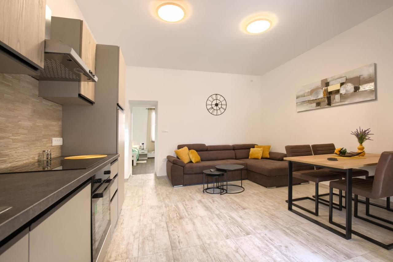 Amphitheater 3+2 Modern Apartment With Terrace, Wifi, Netflix 普拉 外观 照片
