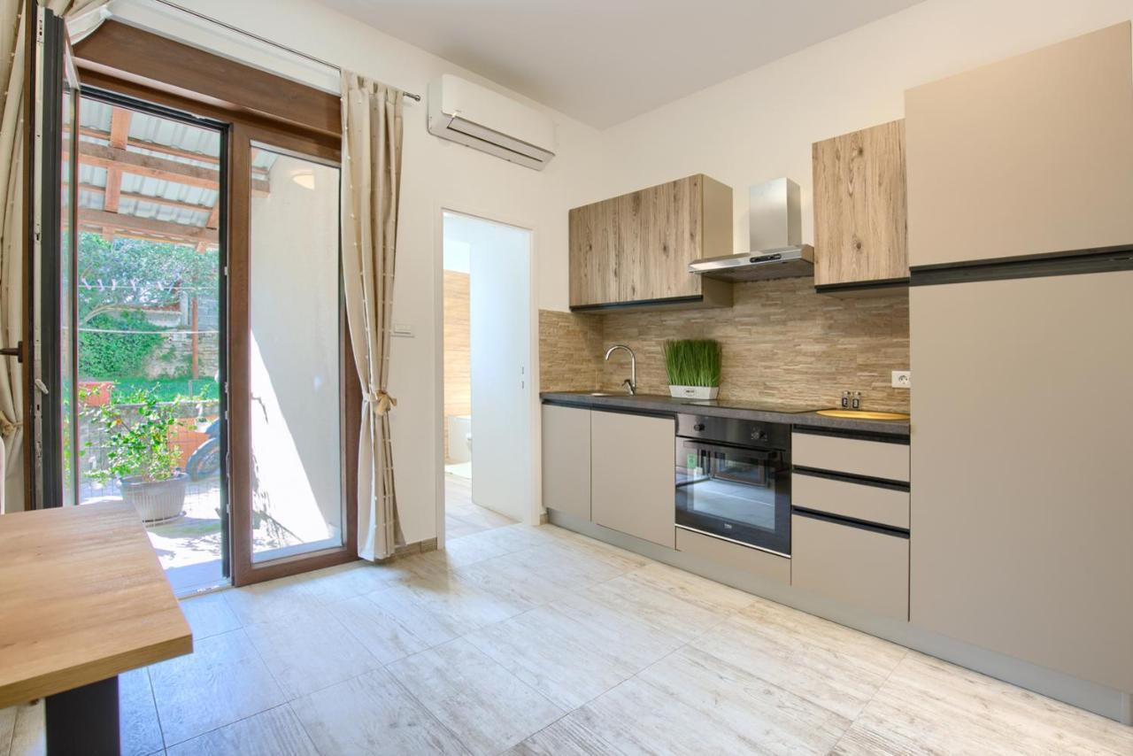 Amphitheater 3+2 Modern Apartment With Terrace, Wifi, Netflix 普拉 外观 照片