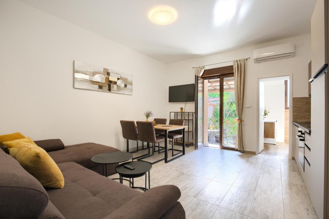 Amphitheater 3+2 Modern Apartment With Terrace, Wifi, Netflix 普拉 外观 照片